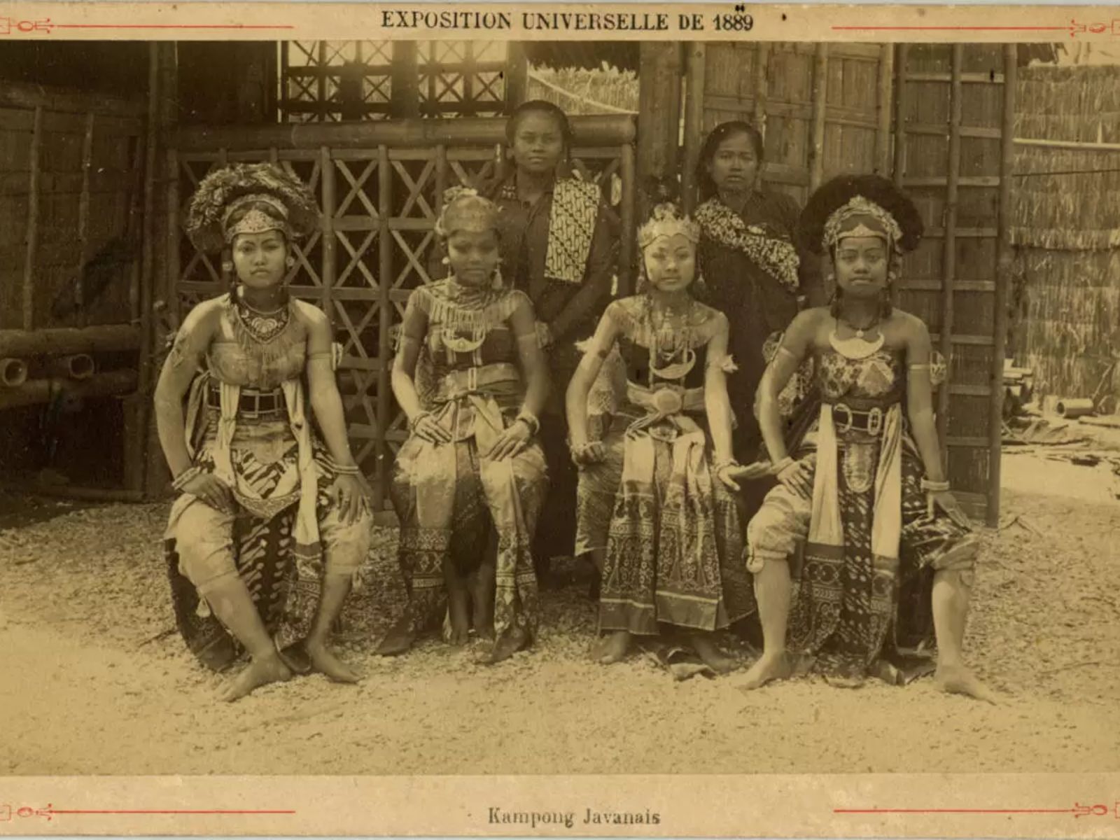 Cartão postal mostrando javanesas Kapong que foram exibidas em jaulas durante a Exposição Universal de Paris de 1889, que marcou a inauguração da Torre Eiffel.