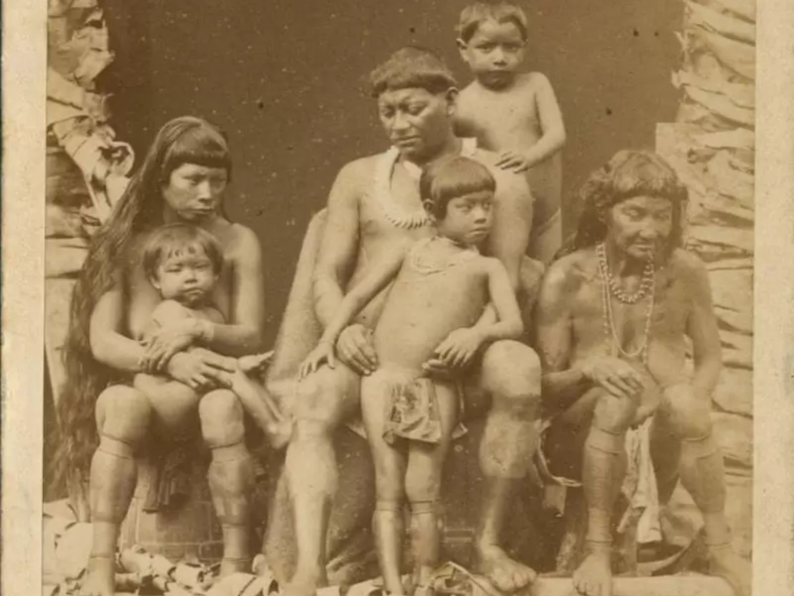 Índios Galibi, que viviam no Oiapoque, são exibidos na jaula em um espetáculo etnológico no jardim zoológico da Acclimatation, em Paris, em 1893.